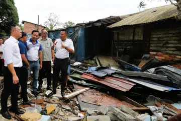 Pengerusi Jawatankuasa Kesihatan dan Alam Sekitar Johor, Encik Ling Tian Soon (kiri), bersama Pengerusi Jawatankuasa Belia dan Sukan, Pembangunan Usahawan dan Koperasi Johor, Encik Mohd Hairi Mad Shah (kanan), ketika melakukan lawatan ke Kebun Teh, Johor Bahru.