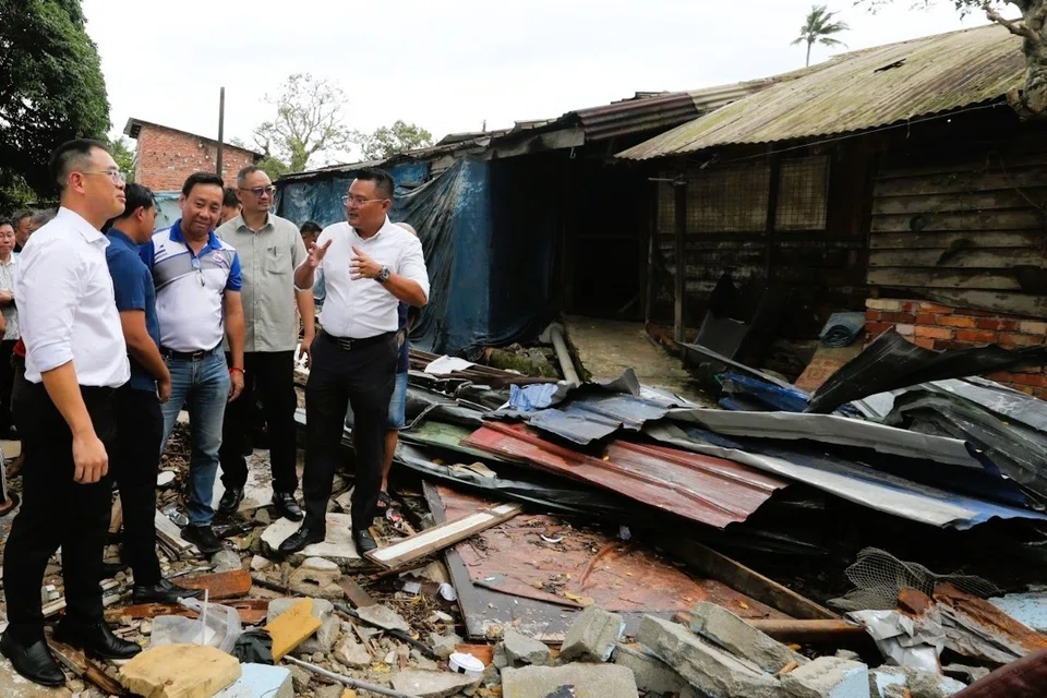 Pengerusi Jawatankuasa Kesihatan dan Alam Sekitar Johor, Encik Ling Tian Soon (kiri), bersama Pengerusi Jawatankuasa Belia dan Sukan, Pembangunan Usahawan dan Koperasi Johor, Encik Mohd Hairi Mad Shah (kanan), ketika melakukan lawatan ke Kebun Teh, Johor Bahru.