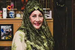 KENANG DETIK MANIS: K. Fatimah (atas) menyifatkan pengalaman singkat bergelar bintang filem di bawah terbitan Malay Film Productions (MFP) sebagai bermakna kerana di situlah beliau bertemu teman seperti seniwati Zaiton dan Allahyarham P. Ramlee yang dianggap seperti keluarga sendiri. Gambar atas ialah semasa mudanya apabila beliau turut digelar 'ratu kebaya' dengan bakatnya dicungkil selepas dipelawa bagi satu sesi uji bakat lakonan selepas memenangi peraduan ratu kebaya sebanyak dua kali di Singapura dan Johor Bahru. - Foto BH oleh KHIDHIR ASYRAF MAHBOB & Foto ihsan Foto K. FATIMAH