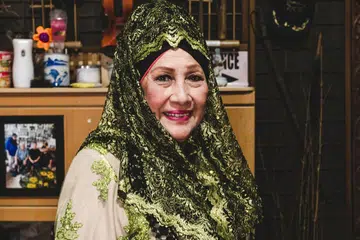 KENANG DETIK MANIS: K. Fatimah (atas) menyifatkan pengalaman singkat bergelar bintang filem di bawah terbitan Malay Film Productions (MFP) sebagai bermakna kerana di situlah beliau bertemu teman seperti seniwati Zaiton dan Allahyarham P. Ramlee yang dianggap seperti keluarga sendiri. Gambar atas ialah semasa mudanya apabila beliau turut digelar 'ratu kebaya' dengan bakatnya dicungkil selepas dipelawa bagi satu sesi uji bakat lakonan selepas memenangi peraduan ratu kebaya sebanyak dua kali di Singapura dan Johor Bahru. - Foto BH oleh KHIDHIR ASYRAF MAHBOB & Foto ihsan Foto K. FATIMAH