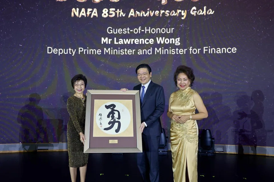 SENI DI SINGAPURA: Timbalan Perdana Menteri, Encik Lawrence Wong (tengah), menerima cenderahati daripada pengerusi Akademi Seni Halus Nanyang (Nafa), Cik Low Sin Leng (kiri) dan Dr Lucy Ooi (kanan), semasa ulang tahun ke-85 institusi itu pada Sabtu di Capella Singapore.