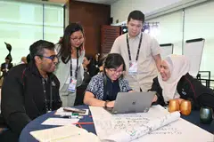 Cik Amalina Abdul Nasir (paling kanan) bersama rakan sepasukannya dari negara Asean lain, sedang berbincang dalam program Persahabatan Belia Asean (AYF) 2023 yang diadakan pada 28 Oktober hingga 4 November 2023 lalu di Hanoi, Vietnam. 