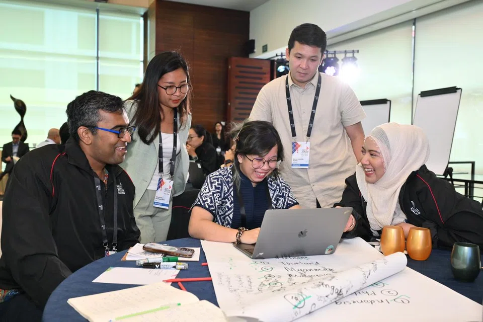 Cik Amalina Abdul Nasir (paling kanan) bersama rakan sepasukannya dari negara Asean lain, sedang berbincang dalam program Persahabatan Belia Asean (AYF) 2023 yang diadakan pada 28 Oktober hingga 4 November 2023 lalu di Hanoi, Vietnam. 