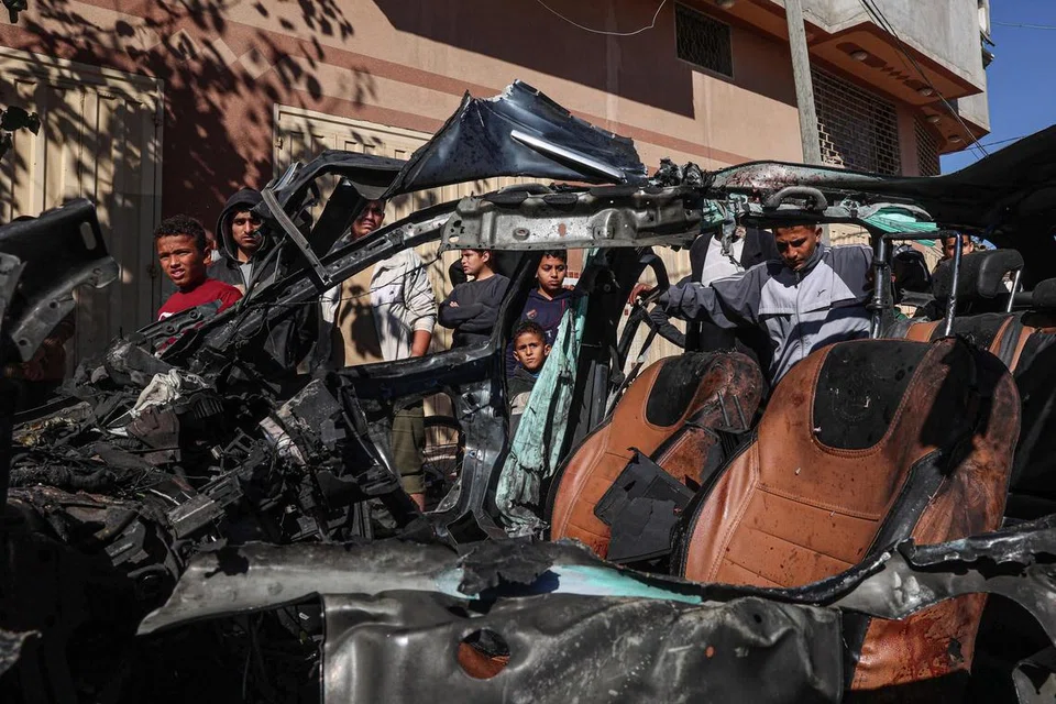 MAUT KETIKA BERTUGAS: Dua wartawan Palestin – Encik Mustafa Thuria dan Encik Hamza Wael Dahdouh – terbunuh apabila kereta yang yang mereka naiki dibedil tentera Israel di Rafah, selatan Gaza.