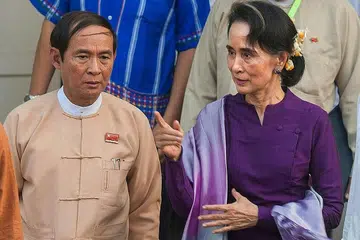 TAHANAN POLITIK: Kaunselor Negara, Cik Aung San Suu Kyi (kanan, gambar kiri), dilihat bersama Speaker Dewan Rendah, Encik U Win Myint, selepas mesyuarat NLD bersama anggota parlimen parti itu di Naypyidaw, yang dirakamkan pada 14 Mac 2016. 