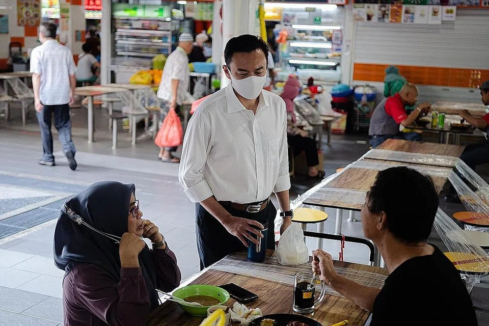 MENASIHAT PENDUDUK: Anggota Parlimen GRC Jalan Besar, Dr Wan Rizal Wan Zakariah, kelihatan sedang menemui pelanggan di Pasar dan Pusat Penjaja Geylang Bahru semalam. - Foto BH oleh HARITH MUSTAFFA