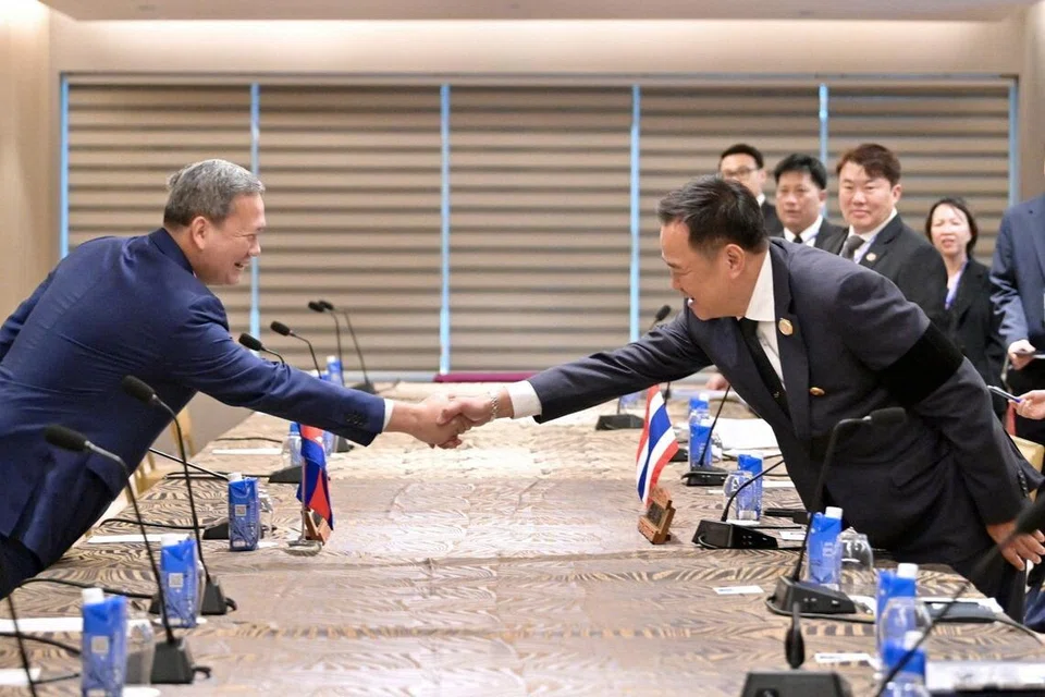 Perdana Menteri Thailand, Anutin Charnvirakul, bersalaman dengan Perdana Menteri Kemboja, Hun Manet, semasa pertemuan dua hala di Sidang Puncak Asean di Kuala Lumpur, Malaysia, pada 28 Oktober 2025.  