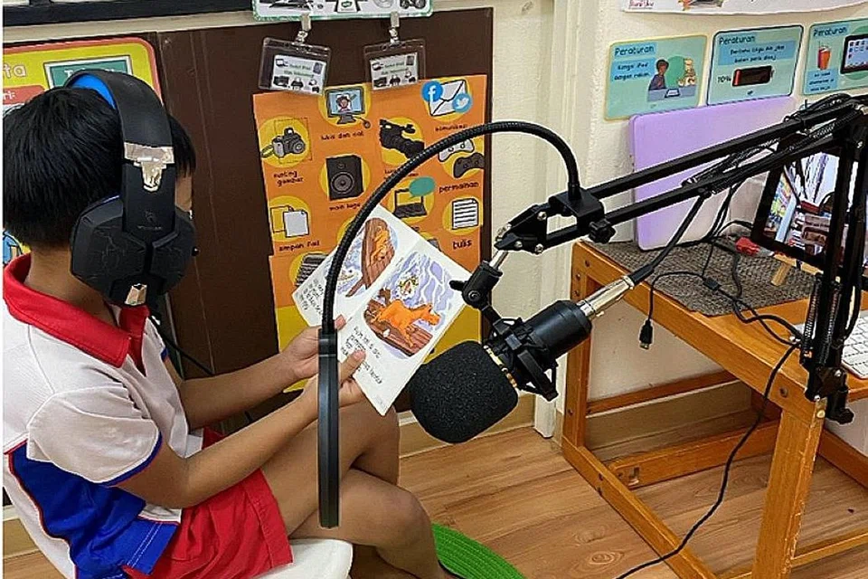 RAKAM PENCERITAAN: Aktiviti rakaman penceritaan di Sudut Media dan Teknologi Pusat Pendidikan PCF Sparkletots Paya Lebar (Gambar aktiviti diambil sebelum penularan Covid-19). - Foto ihsan CIK NUR' AIN ISMAIL