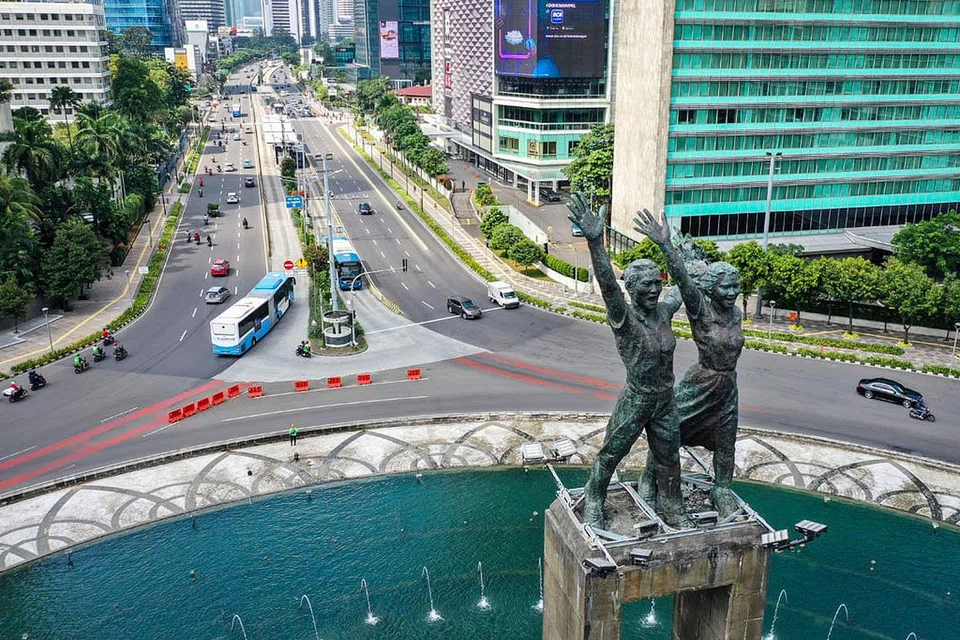TIDAK SIBUK: Pemandangan di sekitar kawasan jalan bulatan Hotel Indonesia yang kurang sibuk ekoran peraturan sekatan perjalanan dan jarak selamat di ibu kota Jakarta. - Foto EPA-EFE