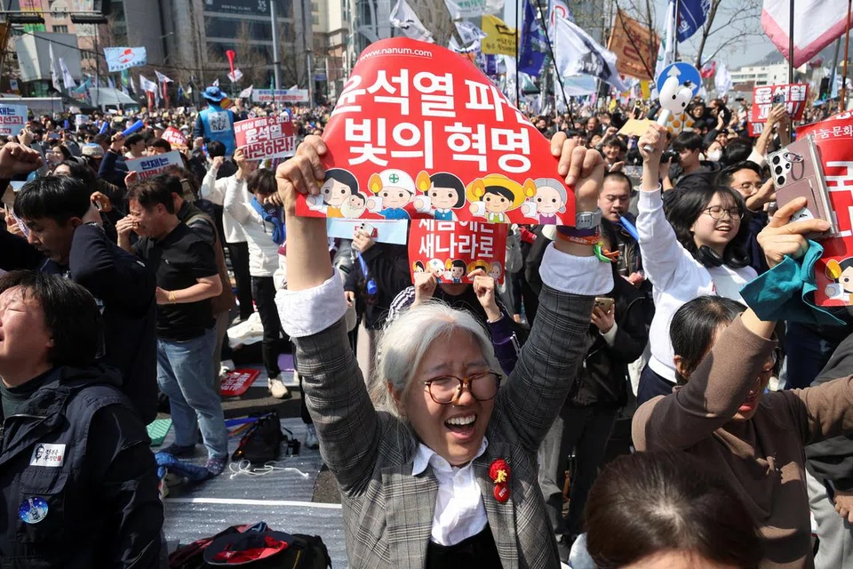 Suasana penuh emosi dan sorakan bergema di hadapan Mahkamah Perlembagaan Korea Selatan apabila orang ramai meraikan keputusan bersejarah yang menggugurkan Presiden Yoon Suk Yeol daripada jawatannya.