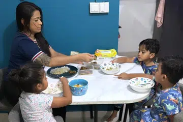 Cik Sharifah Mohamed Salim bersama anak-anaknya, (dari kiri) Indah Sharizqa Iskandar, Iden Sharizhan dan Ian Sharizqiy menikmati makanan mangkuk ‘tingkat’ harian yang ditempah daripada perniagaan dari rumah (HBB) Absolute Meals. Beliau telah membuat tempahan bagi juadah berbuka puasa daripada penyedia yang sama untuk keseluruhan Ramadan akan datang.