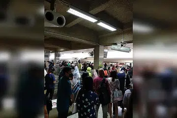 TERKANDAS: Kerosakan pintu skrin landasan ketika waktu sibuk pagi semalam menyebabkan waktu perjalanan penumpan tertunda. - Foto TWITTER DON ALANO