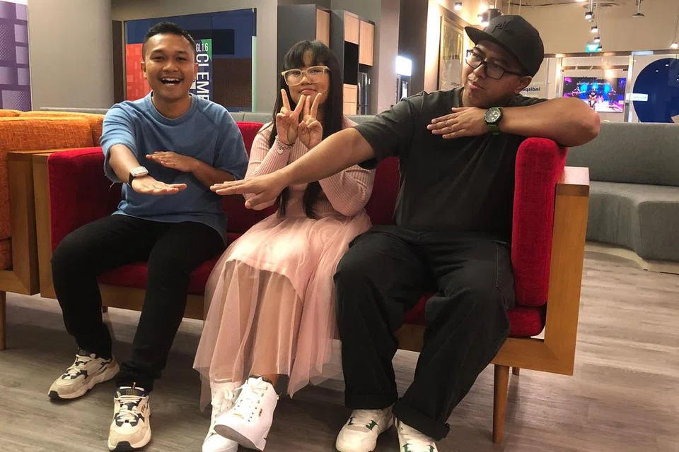 Encik Mohamed Zulhilmi Yacob (kiri) dan Encik Muhammad Amir Mansor (kanan) menulis dan menerbitkan ‘Wink’ sesuai dengan usia dan cita rasa Arissa Zara, yang minat dengan K-Pop.