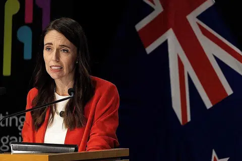 CIK JACINDA ARDERN: Perdana Menteri New Zealand ini berkata beliau melakukan lawatan ke Singapura dan Jepun untuk berhubung semula dengan dua rakan kongsi ekonomi dan keselamatan Indo-Pasifik terdekat negaranya. - Foto AFP