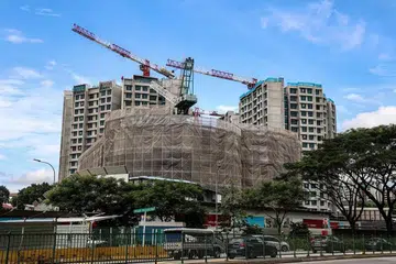MALANG TIDAK BERBAU: Lembaga Perumahan dan Pembangunan (HDB) menyatakan bahawa ketiga-tiga pekerja  sedang bekerja di bumbung blok apabila hujan mula turun dan kilat menyambar berhampiran mereka.