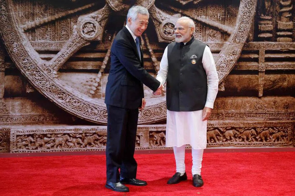 BERTEMU RAKAN SEJAWATAN: Perdana Menteri, Encik Lee Hsien Loong (kiri) bertemu Perdana Menteri India, Encik Narendra Modi di Sidang Puncak Pemimpin G20 di New Delhi, India. 