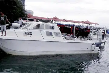 BOT BAWA PELANCONG: Inilah bot yang membawa 27 pelancong warga China dan tiga kru yang karam ketika dalam pelayaran ke Pulau Mengalum di perairan Kota Kinabalu pada Sabtu lalu. - Foto NEW STRAITS TIMES