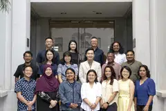 Seramai 17 wartawan dari serata Asia, termasuk penulis (depan, dua dari kiri), menyertai program Fellowship Kewartawanan Asia (AJF) selama sebulan di Singapura pada Ogos 2024.