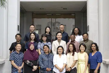 Seramai 17 wartawan dari serata Asia, termasuk penulis (depan, dua dari kiri), menyertai program Fellowship Kewartawanan Asia (AJF) selama sebulan di Singapura pada Ogos 2024.