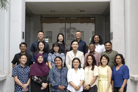 Seramai 17 wartawan dari serata Asia, termasuk penulis (depan, dua dari kiri), menyertai program Fellowship Kewartawanan Asia (AJF) selama sebulan di Singapura pada Ogos 2024.