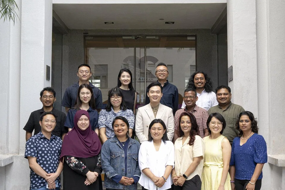 Seramai 17 wartawan dari serata Asia, termasuk penulis (depan, dua dari kiri), menyertai program Fellowship Kewartawanan Asia (AJF) selama sebulan di Singapura pada Ogos 2024.
