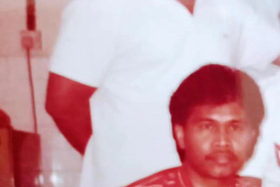 Encik Hashim Omar (berdiri) dan Encik Sani Omar (duduk) sewaktu perjumpaan di Singapura pada 1985. Mereka kini dicari oleh adik-adik mereka yang menetap di Selangor.