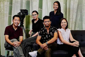 DI SEBALIK TABIR: Pasukan Sweet di sebalik filem pendek 'Sunyi' yang dihasilkan bagi Zakat SG termasuk (dari kiri) Encik Ted Chen, Cik Elvina Farkas, Encik Khidhir Kassim, Cik Katherine Goh dan Cik Chia Noi Kheng. - Foto BH oleh TED CHEN