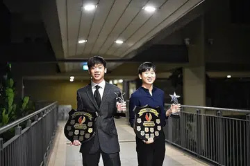 ATLET PELAJAR CEMERLANG: Izaac Quek (kiri) dan Zhou Jingyi diberi anugerah Atlet Pelajar Cemerlang Moo Soon Chong Tahun Ini (Menengah), ganjaran bagi pencapaian cemerlang mereka tahun lalu. - Foto BH oleh ARIFFIN JAMAR