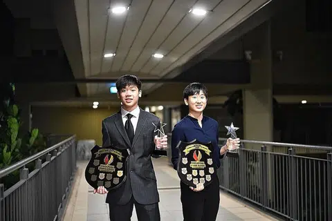 ATLET PELAJAR CEMERLANG: Izaac Quek (kiri) dan Zhou Jingyi diberi anugerah Atlet Pelajar Cemerlang Moo Soon Chong Tahun Ini (Menengah), ganjaran bagi pencapaian cemerlang mereka tahun lalu. - Foto BH oleh ARIFFIN JAMAR