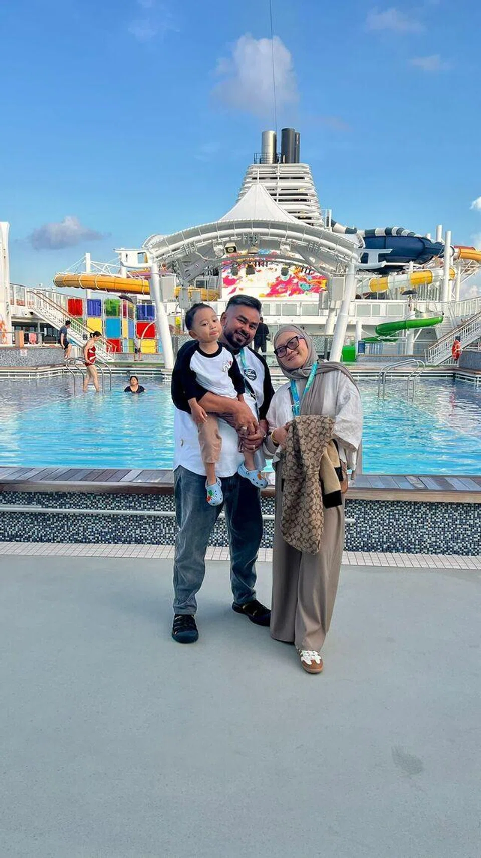 Encik Shakil Mika’il Simon menaiki kapal persiaran Genting Dream bersama isterinya, Cik Suri Hassanah Hassan, dan anaknya, Ean Mateen Shakil Mika’il Simon.