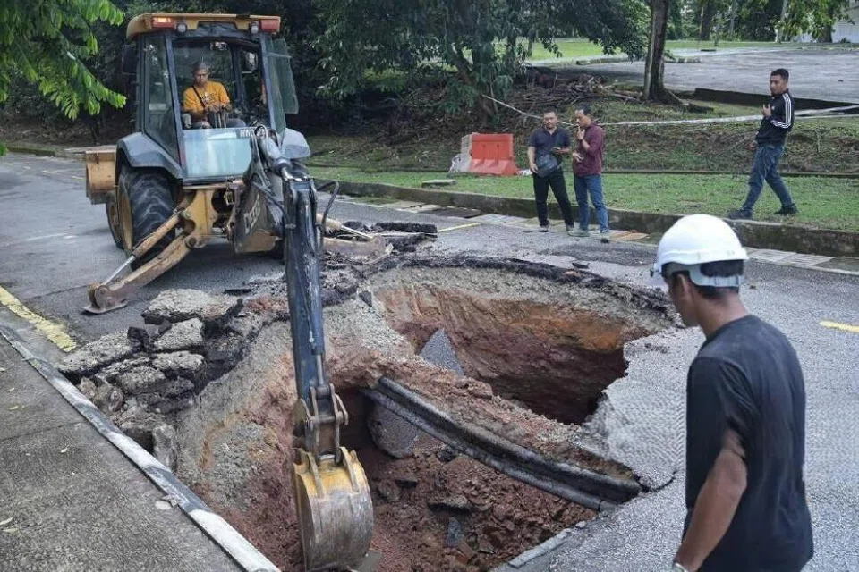 Kerja penyelenggaraan lubang benam yang dikesan di Jalan Wangsa Delima 4, Wangsa Maju, Kuala Lumpur, giat dijalankan pada 12 Mei. 