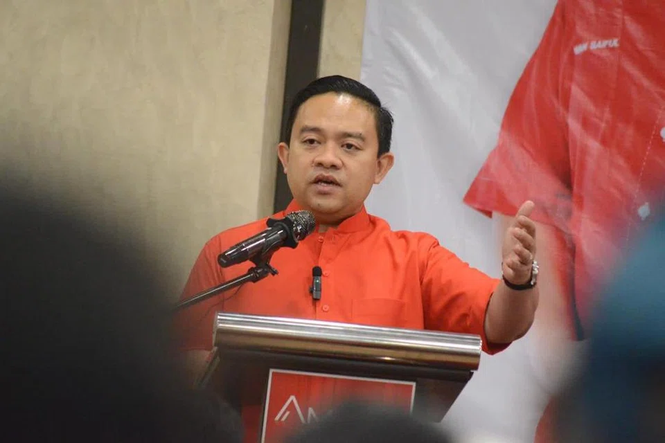 HADAPI PERTUDUHAN: Ahli Parlimen Tasik Gelugor, Pulau Pinang, yang juga Ahli Majlis Pimpinan Tertinggi Parti Pribumi Bersatu Malaysia (Bersatu), Datuk Wan Saiful Wan Jan, berdepan 18 pertuduhan pengubahan wang haram di Mahkamah Sesyen Kuala Lumpur pada Rabu.
