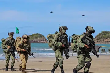 Tentera Angkatan Bersenjata Singapura (SAF) dan Angkatan Pertahanan Australia (ADF) sedang berlari menuju ke kawasan operasi selepas mendarat dari Bot Utiliti Laju (FCU). Sebagai sebahagian daripada Latihan Trident, mereka turut ditemani dua helikopter penyerang ‘Apache AH-64D’.