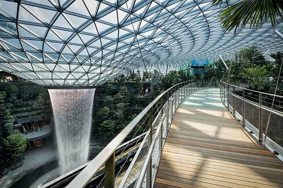 CANOPY PARK DI JEWEL: Bersiarsiar di tarikan terkini Singapura ini bersama keluarga, sambil menikmati pemandangan yang indah lagi damai. Pelbagai kegiatan juga boleh disertai oleh seluruh keluarga di taman ini seperti gelungsur 'Dicovery Slides' dan pagar sesat, 'Hedge Maze'. - Foto JEWEL CHANGI AIRPORT