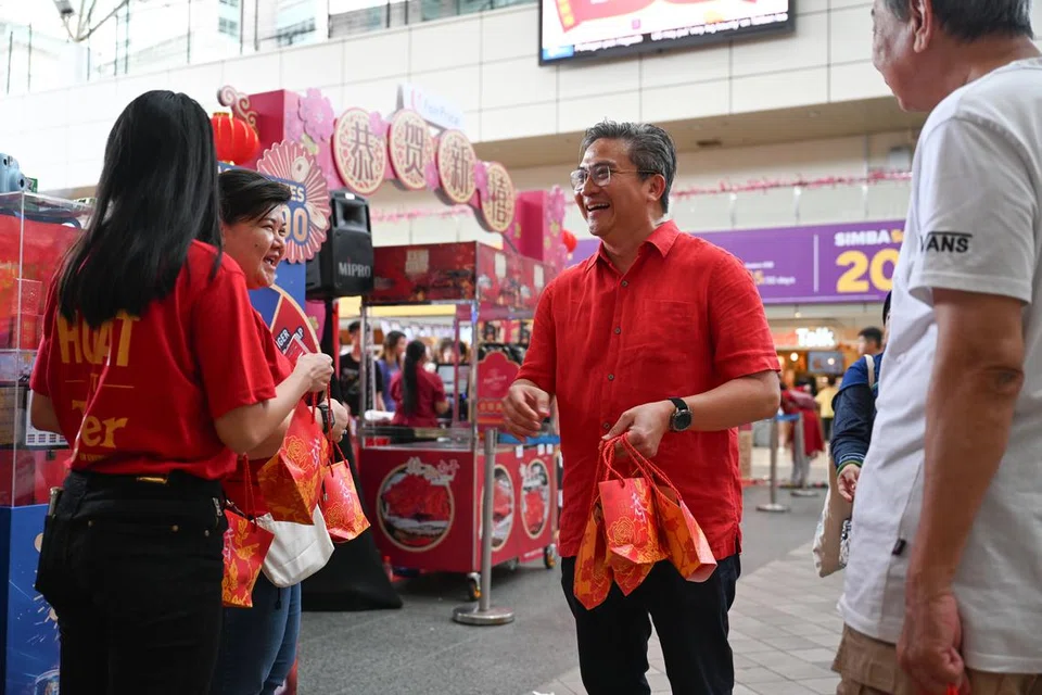 Anggota Parlimen GRC Bishan-Toa Payoh, Encik Saktiandi Supaat (dua dari kanan) mengagihkan limau kepada penduduk di HDB Hub di Toa Payoh pada 26 Januari. 
