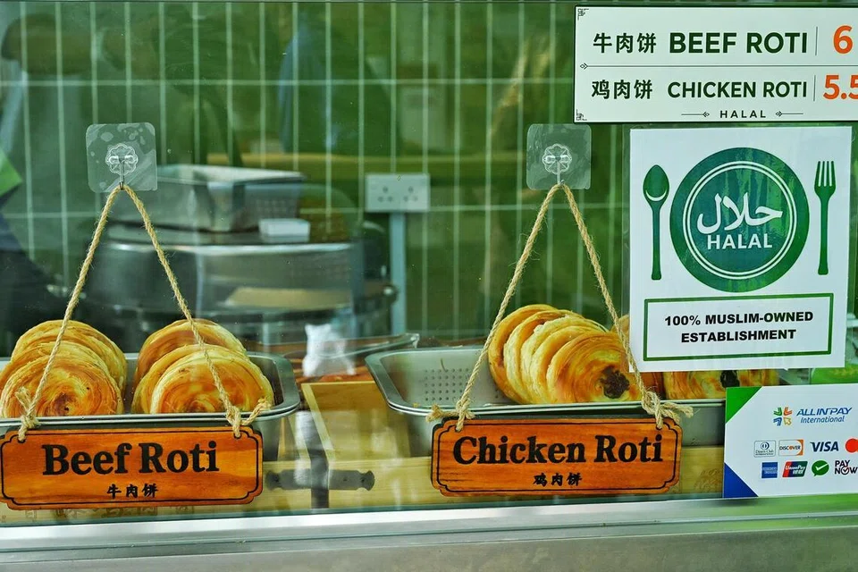 Setiap keping beef roti dijual pada $6 dan chicken roti pada $5.50.