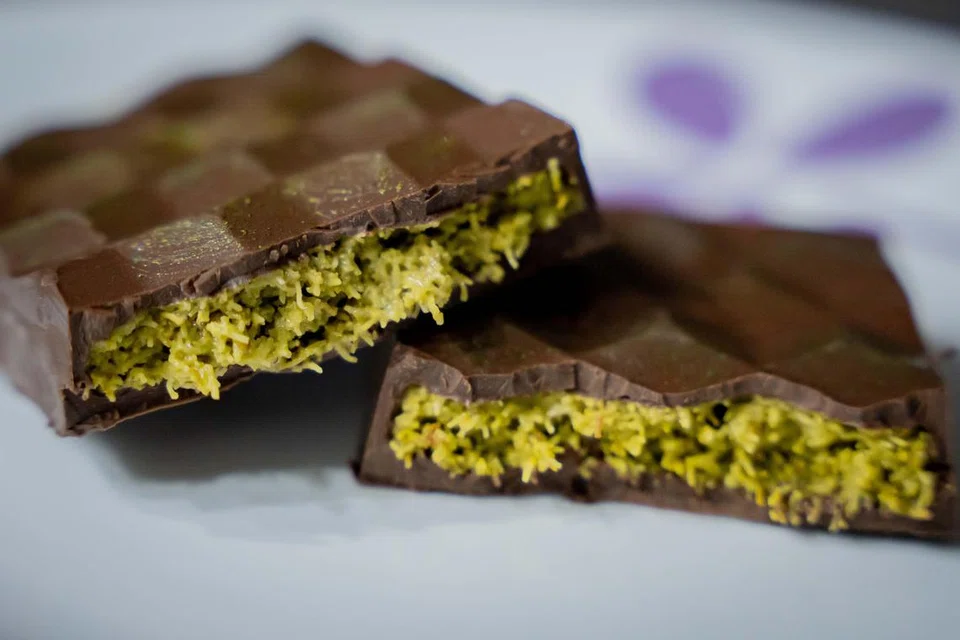 Coklat menggunakan pes pistasio yang dibuat sendiri sebelum dicampurkan dengan pastri ‘kataifi’ untuk menghasilkan intinya. 