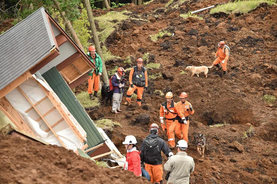 GIAT USAHA KESAN MANGSA: Pasukan penyelamat menggunakan anjing yang dilatih khas untuk mencari mangsa yang tertimbus ekoran tanah runtuh di kampung Minami-Aso di wilayah Kumamoto selepas berlakunya gempa bumi yang kuat di kawasan itu. 