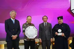 (Dari kiri) Menteri Kanan dan Menteri Penyelaras Bagi Keselamatan Negara Encik Teo Chee Hean; Naib Presiden Singapore Buddhist Lodge, Encik Lim Lee Meng; Presiden Jamiyah Singapura, Dr Mohd Hasbi Abu Bakar, dan Master Benjamin dari Persekutuan Tao, bergambar bersama semasa majlis penyampaian Anugerah Silang Agama Teladan yang kedua. 
