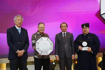 (Dari kiri) Menteri Kanan dan Menteri Penyelaras Bagi Keselamatan Negara Encik Teo Chee Hean; Naib Presiden Singapore Buddhist Lodge, Encik Lim Lee Meng; Presiden Jamiyah Singapura, Dr Mohd Hasbi Abu Bakar, dan Master Benjamin dari Persekutuan Tao, bergambar bersama semasa majlis penyampaian Anugerah Silang Agama Teladan yang kedua. 