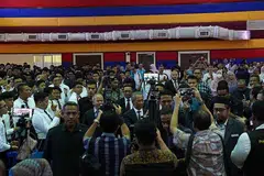 DISAMBUT MERIAH: Ketibaan Perdana Menteri, Tan Sri Muhyiddin Yassin (tengah) di Sekolah Sultan Alam Shah di Putrajaya bagi penyampaian Sijil Pelajaran Malaysia (SPM) diraikan dalam suasana bak pesta dengan pelajar, guru dan ibu bapa ingin mendekati dan bersalaman dengannya. - Foto FACEBOOK/MUHYIDDIN YASSIN