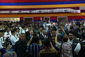 DISAMBUT MERIAH: Ketibaan Perdana Menteri, Tan Sri Muhyiddin Yassin (tengah) di Sekolah Sultan Alam Shah di Putrajaya bagi penyampaian Sijil Pelajaran Malaysia (SPM) diraikan dalam suasana bak pesta dengan pelajar, guru dan ibu bapa ingin mendekati dan bersalaman dengannya. - Foto FACEBOOK/MUHYIDDIN YASSIN