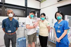 CUKUP MEMBANGGAKAN: Profesor Madya Zubair (kiri) bersama Encik Kwek Wee Liang, isterinya Cik Wong Mei Ling dan bayi pramatang Kwek Yu Xuan serta salah seorang kakitangan jagaan kesihatan NUHS sejurus sebelum bayi tersebut dibenarkan pulang tahun lalu. - Foto NUHS