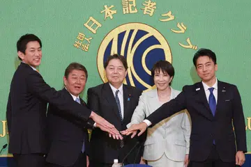 Calon bagi pemilihan presiden Parti Liberal Demokratik (LDP) Jepun (dari kiri ke kanan) bekas Menteri Keselamatan Ekonomi Takayuki Kobayashi, bekas Setiausaha Agung LDP Toshimitsu Motegi, Ketua Setiausaha Kabinet Yoshimasa Hayashi, bekas Menteri Keselamatan Ekonomi Sanae Takaichi, dan Menteri Pertanian, Perhutanan dan Perikanan Shinjiro Koizumi, menghadiri debat anjuran Kelab Akhbar Kebangsaan Jepun di Tokyo pada 24 September 2025. Anak kepada bekas perdana menteri yang berkarisma, seorang nasionalis tegas yang berharap menjadi perdana menteri wanita pertama Jepun, serta tokoh sederhana berpengalaman yang menggemari muzik Beatles kini mendahului persaingan merebut jawatan politik tertinggi negara itu. 