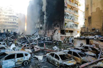 Anggota bomba cuba memadamkan kebakaran susulan serangan udara Israel di kawasan Corniche al-Mazraa, Beirut pada 8 April 2026. Beberapa siri serangan Israel melanda ibu negara Lebanon tanpa amaran, mencetuskan suasana panik dalam kalangan penduduk. Serangan tersebut, mengorbankan lebih 250 orang dan mencederakan ratusan yang lain, menurut angka awal Kementerian Kesihatan.