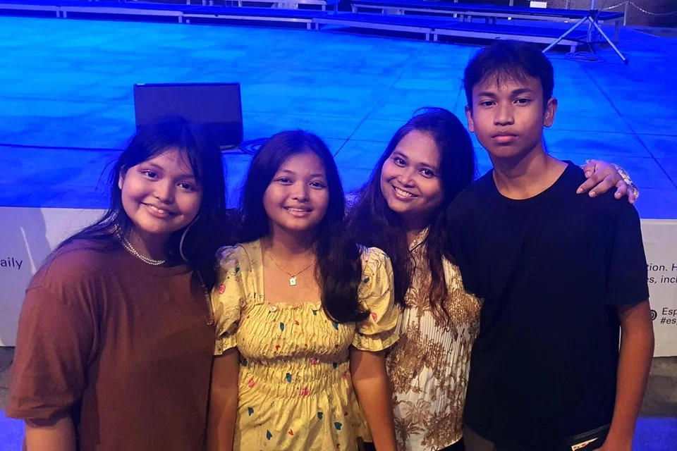 SEMAKIN DEWASA: Cik Siti Hajilah Adam (tiga dari kiri) lega tiga orang anaknya semakin dewasa dan berdikari. (Dari kiri) Sarah Sofian, 17 tahun; Sofia 13 tahun; dan Saniy Sofian, 14 tahun. 