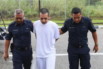 Pengurus syarikat agensi pelancongan, Hafizul Hawari, 38 tahun (tengah), dijatuhi hukuman penjara 14 tahun enam bulan dan enam sebatan oleh Mahkamah Sesyen Kota Bharu, Kelantan, selepas tertuduh mengaku bersalah atas tujuh tuduhan termasuk memiliki senjata api pada 15 April 2024.