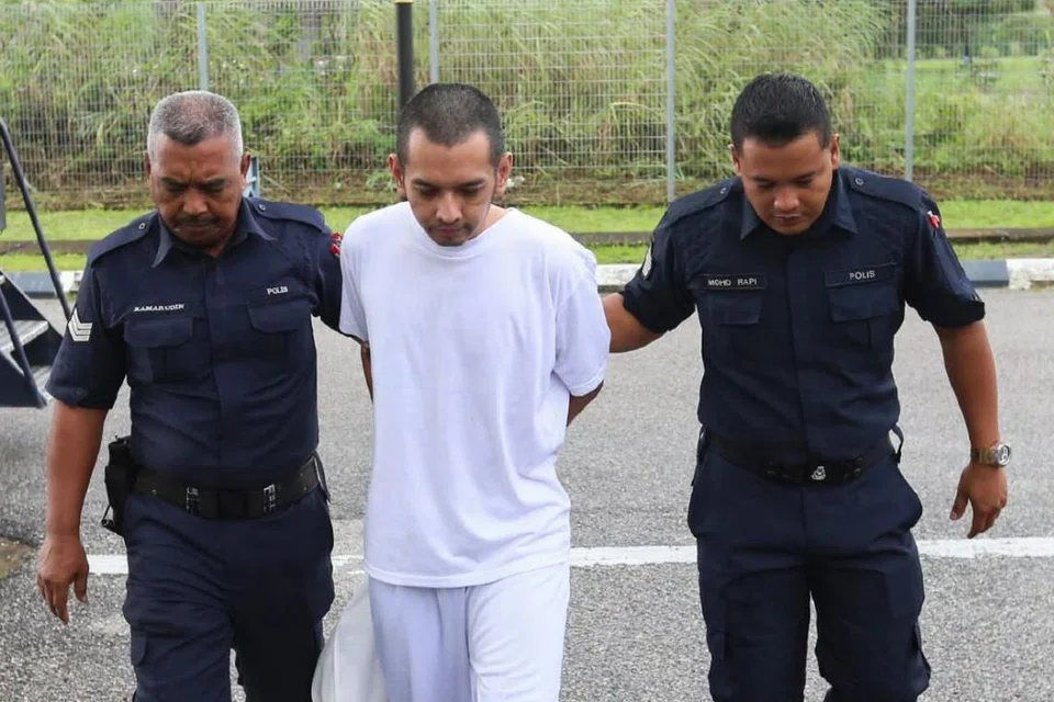 Pengurus syarikat agensi pelancongan, Hafizul Hawari, 38 tahun (tengah), dijatuhi hukuman penjara 14 tahun enam bulan dan enam sebatan oleh Mahkamah Sesyen Kota Bharu, Kelantan, selepas tertuduh mengaku bersalah atas tujuh tuduhan termasuk memiliki senjata api pada 15 April 2024.