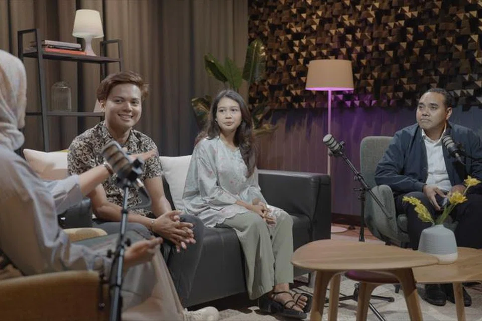 (Dari kanan) Pengerusi Bulan Bahasa 2024, Encik Zhulkarnain Abdul Rahim, merupakan antara tetamu dalam podcast NoTapis kali ini bersama belia yang aktif dalam Bulan Bahasa 2024, Cik Putri Nish dan Encik Muhammad Farish Jasni, berbincang bersama hos dan penerbit podcast NoTapis, Cik Natasha Mustafa.