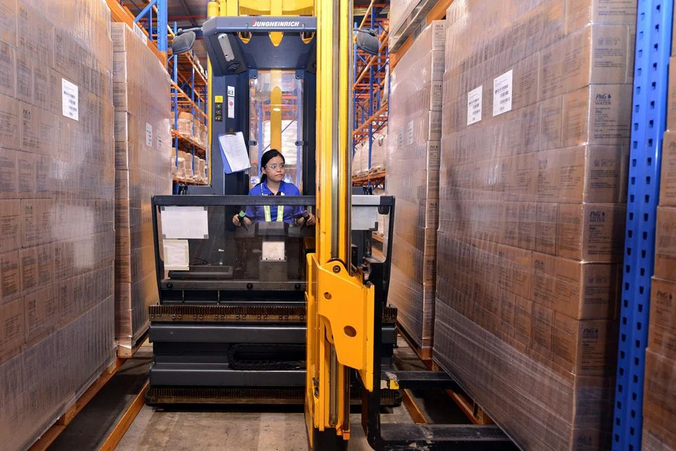 CEBURI LOGISTIK: Hasil latihan diberi, Cik Nurliyana kini cekap memandu kenderaan VNA. Beliau hanyalah satu-satunya wanita dalam kursus mengendalikan foklif dan kenderaan VNA yang diikutinya. - Foto-foto P&G 